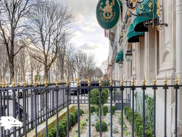 2232 Location Appartement 1 pièces 37 m² Paris Avenue Montaigne Alma