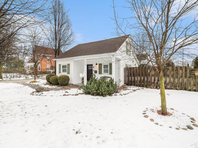 223 W Hosmer Street