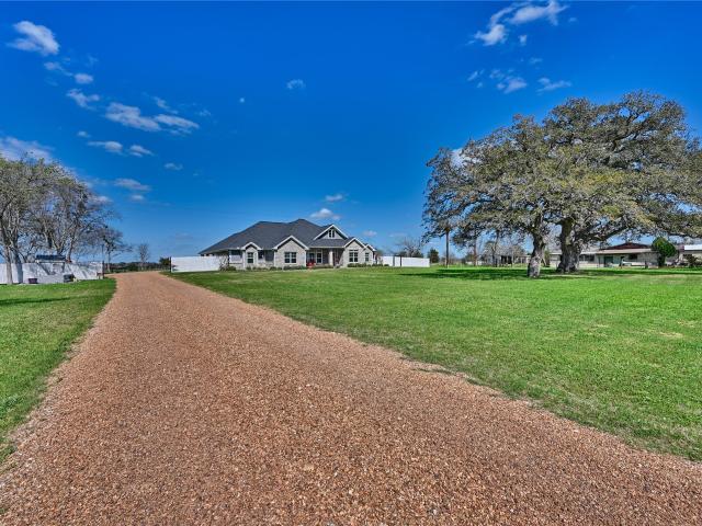 2244 W Us Highway W, Hallettsville, TX 77964 | MLS #51915
