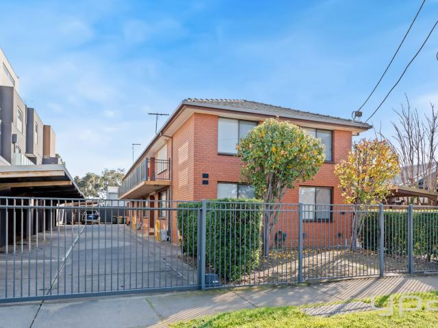 2/24 Salisbury Street, Werribee
