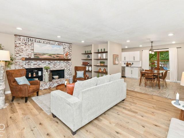 22585 Vos Hiatt Avenue