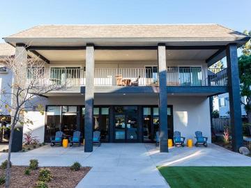 225 S. Western Ave 1 bed, 1 full bath