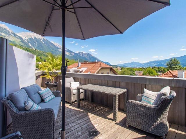 226 Immobilien: Urbaner Lifestyle in INNSBRUCK HÖTTING: Dachgeschosswohnung mit Terrasse / Nordketten + Stadtblick / Klimatisierung / opt. TG AP