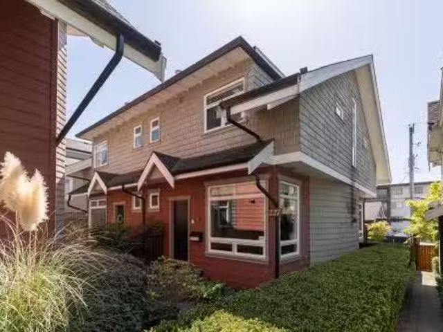 227 17 Street E, North Vancouver, BC, V7L 2V8 duplex for sal.