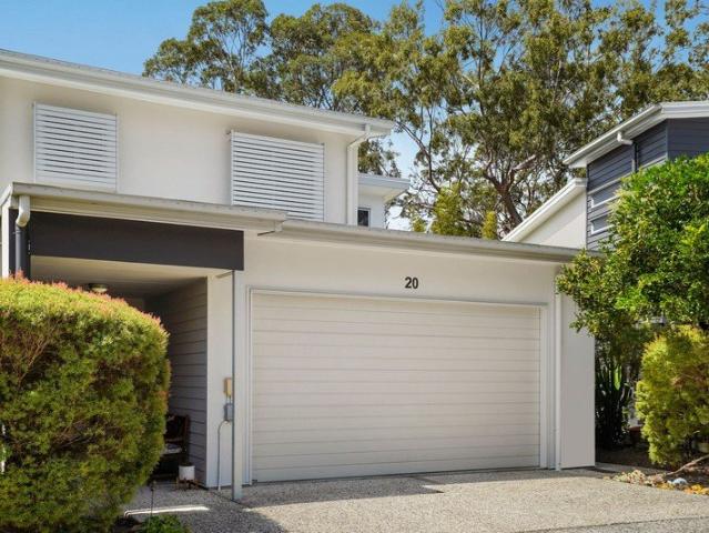 227 sqm of Split Level Living with Leafy Outlook