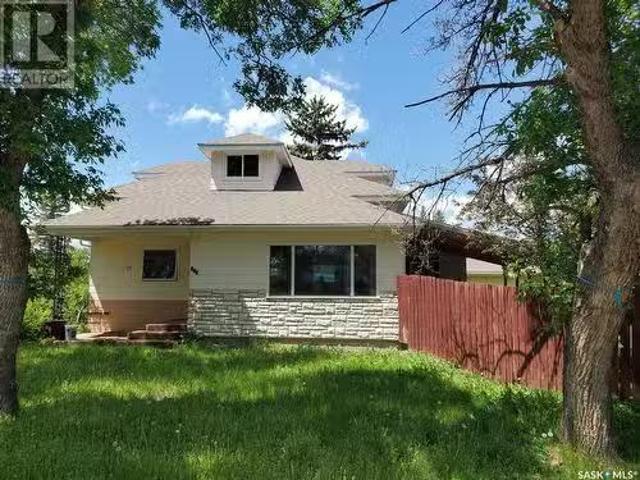228 4Th Street E, Ponteix, SK, S0N 1Z0 house for sale Listi.