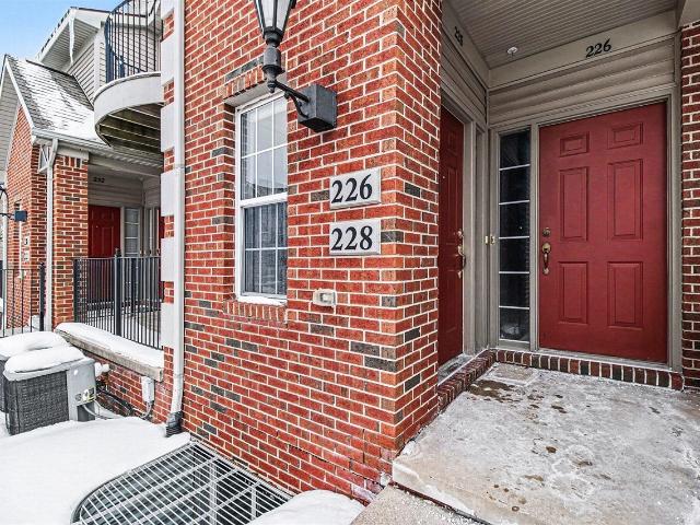 228 W Oakbrook Drive