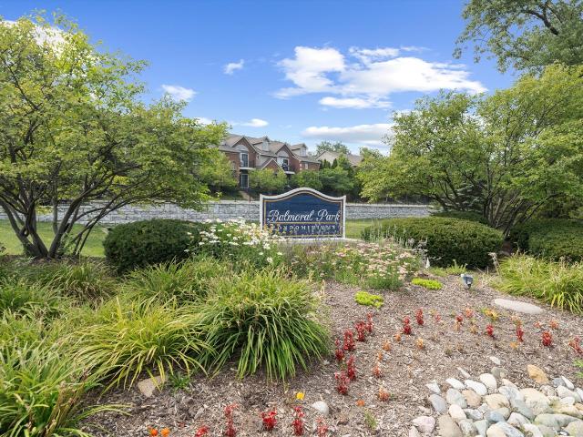 228 W Oakbrook Drive