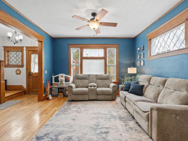 229 4th Avenue N