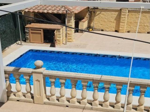 229 m2, 3 plantas y 8 placas solares para vivir sin mirar el recibo a fin de mes