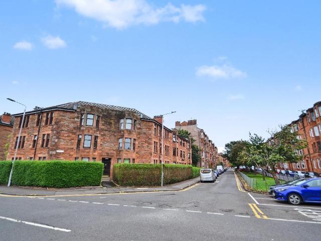 2/2 54 Rannoch Street, Cathcart. 3 bed flat to rent £1,350 pcm £312 pw