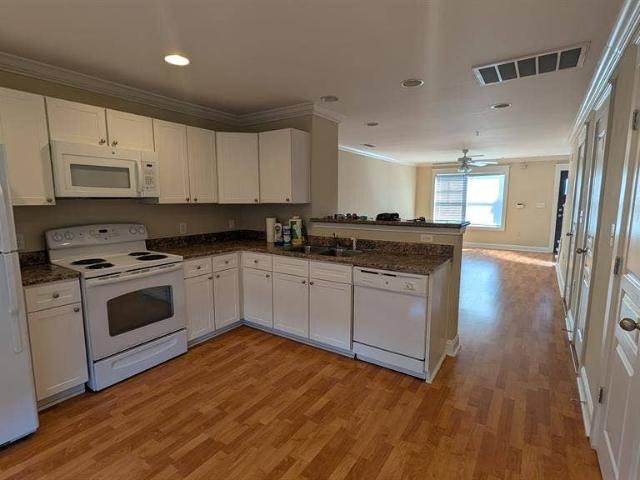 2/2.5 Condo Short Term Lease!