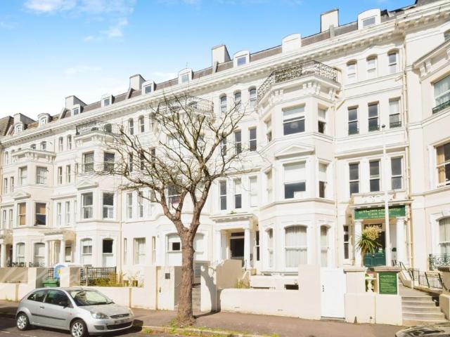 22 24 Clifton Gardens Folkestone CT20 2 bed apartment to rent £1,000 pcm £231 pw