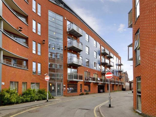 22 Ahlux House, Leeds, 2 bed apartment to rent £995 pcm £230 pw