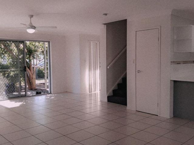 2/2 CHRISTOPHER ST, Pimpama, QLD 4209