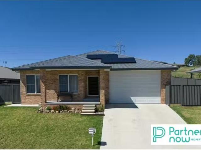 22 Currawong Drive, TAMWORTH House for rent Listed by Sophie.