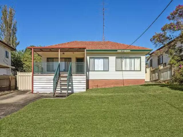22 Denise Street, Lake Heights, NSW 2502 House for Rent