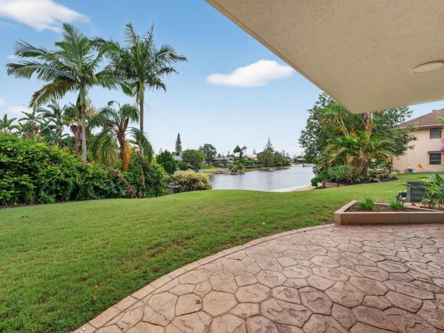 2/2 Dunlop Court, MERMAID WATERS, QLD 4218