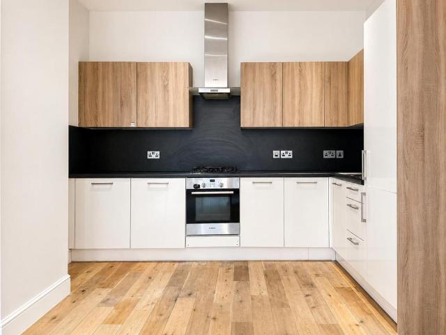 22 East Barnet Road, Barnet 2 bed flat to rent £1,800 pcm £415 pw