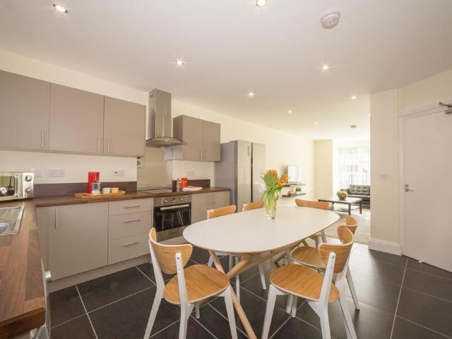 22 Hessle Avenue, Hyde Park, Leeds. 5 bed terraced house to rent £2,730 pcm £630 pw