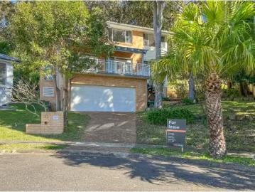22 Palm Tree Crescent, Caves Beach House for rent Listed by J.