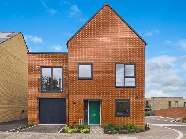22 Rosefield Lane, Harlow CM17 3 bed house to rent £2,150 pcm £496 pw