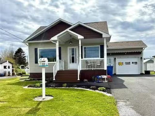 22 Rue Du Pêcheur Sud, Lamèque, NB, E8T 1L1 house for sale.