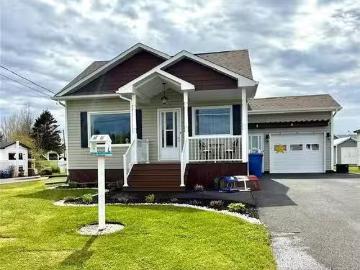 22 Rue Du Pêcheur Sud, Lamèque, NB, E8T 1L1 house for sale.