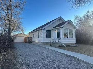 Nanton, Alberta - Patio, Garden, Parking
