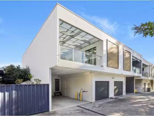 2/301 Princes Highway, ALBION PARK RAIL Townhouse for rent Li.