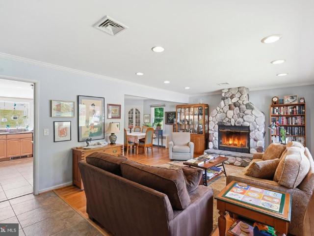 2303 Farringdon Road