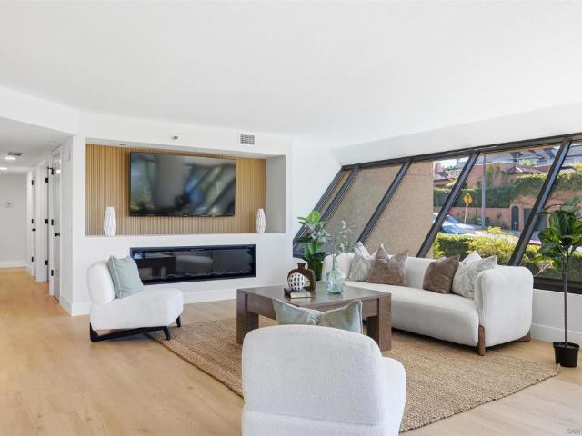 230 W Laurel 204