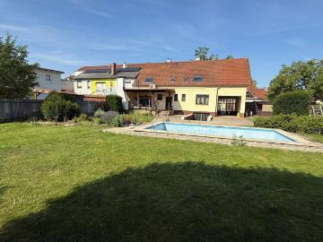 2326 Maria Lanzendorf, Familientraum mit Pool und großem Garten!