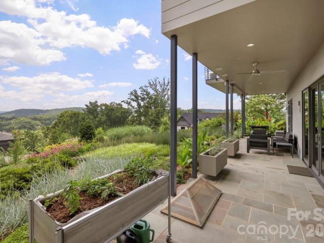 232 Curtain Bluff