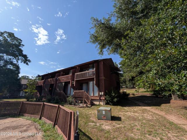 232 Lakeside Villla