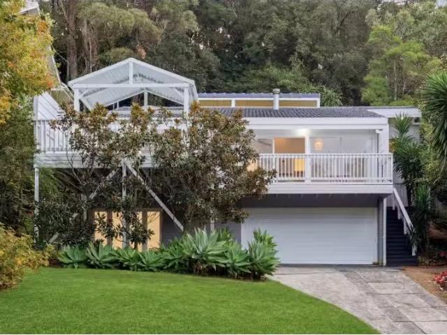 232 The Round Dr, Avoca Beach House for rent Listed by Anneka.