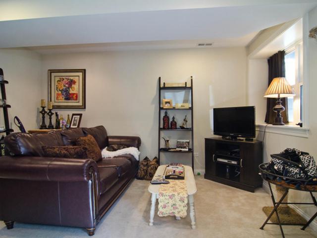 2335 W Iowa Street # 1G