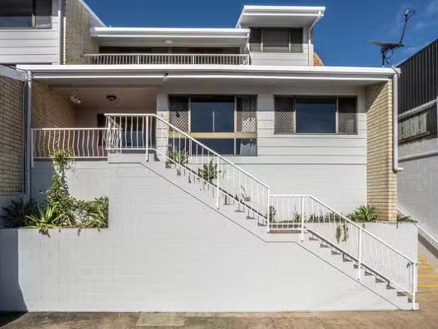 2/330 Stanley Street, North Ward, QLD 4810