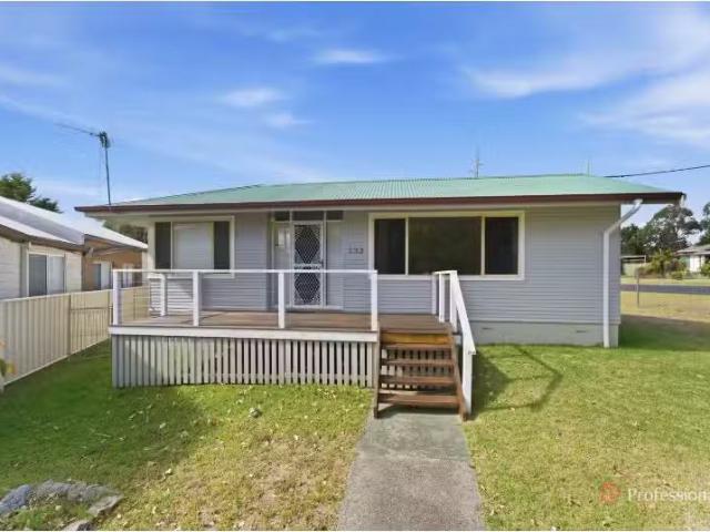 233 Chapel Street, Armidale House for rent Listed by Jorjah S.