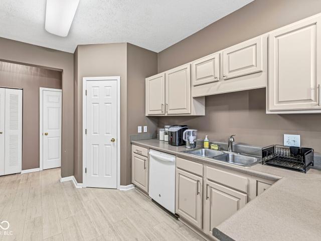 2363 Colfax Ln, Indianapolis, IN 46260 | MLS #22093
