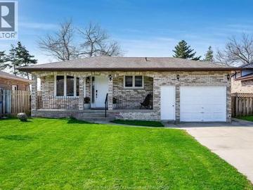 Kingsville, Ontario - Patio, Garden, Parking