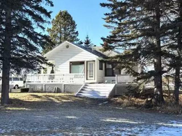 27 4354 Highway 27, Rural Mountain View County, AB, T0M 1X0.