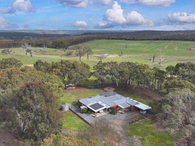 27.11HA 67 Acres Highly Improved Hobby Farm Modern Family Comforts Dress circle Location