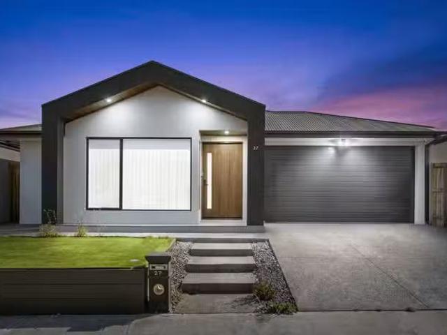 27 Tangelo Street, MICKLEHAM, VIC 3064 House for Rent