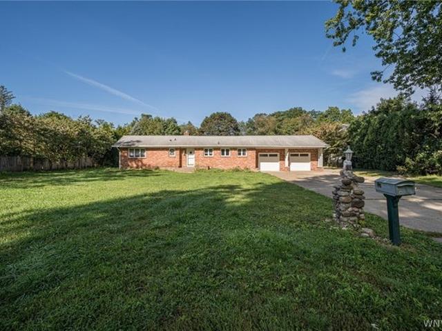 27 Woodview Dr, Orchard Park, NY 14127