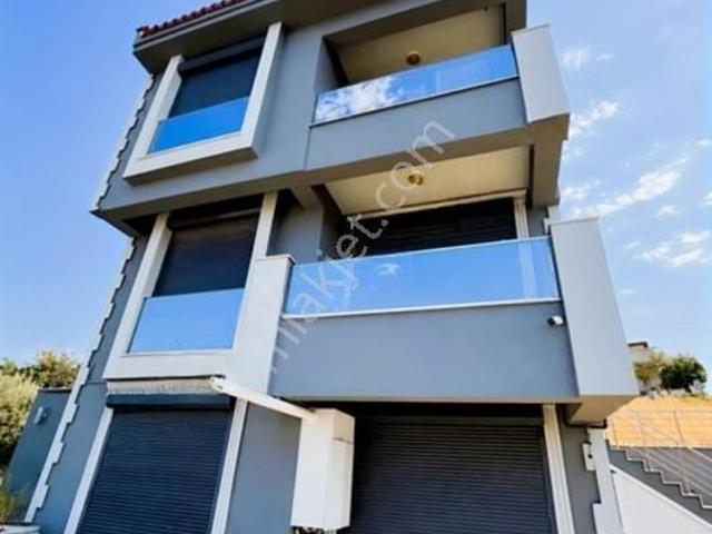 27 Yeni Foçada Deniz Manzaralı 6+1 Satılık Müstakil Villa
