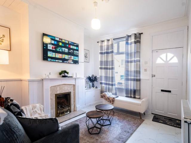 27 Agnes Street, Manchester, M19 3AY, United Kingdom | 2 bed house for rent #166390193 | Rentberry