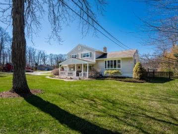 27 Adams Dr