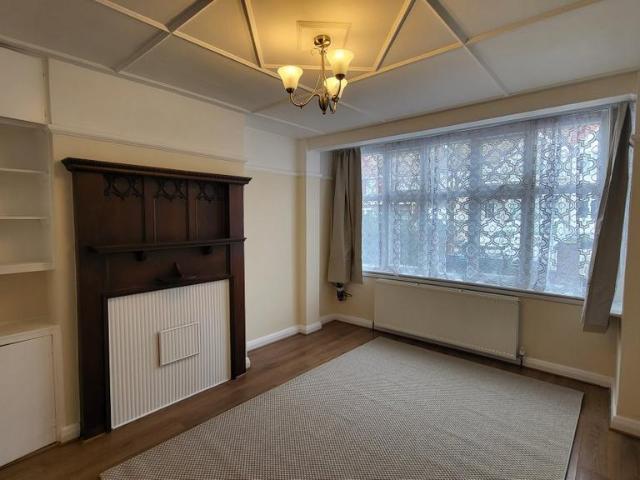 27 Beechmount Avenue, London, W7 3AE, United Kingdom | 3 bed duplex for rent #138511379 | Rentberry