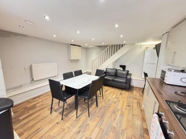 27 Brudenell View, Leeds, LS6 1HG